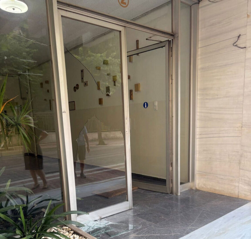 Άγρια επίθεση σε γυναίκα στο Αγρίνιο από τον σύντροφό της, της χτύπησε το κεφάλι σε τζάμι<br />