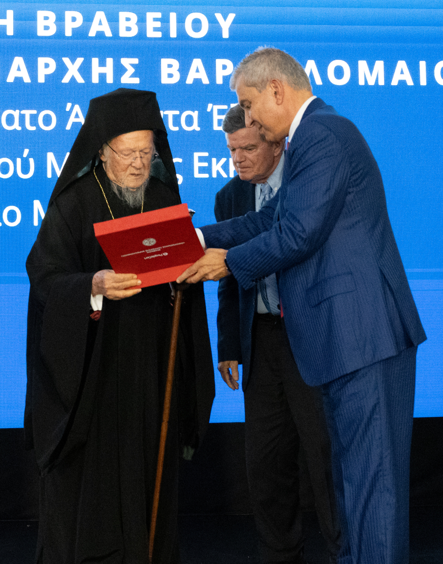 Ο Πατριάρχης Βαρθολομαίος έδωσε πιστοποιητικά αγγλικών σε 130 παιδιά της ελληνικής μειονότητας της Κωνσταντινούπολης  