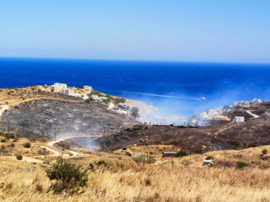Προς πλήρη κατάσβεση η φωτιά  στη Σύρο – «Δεν κινδύνεψαν σπίτια», λέει ο δήμαρχος