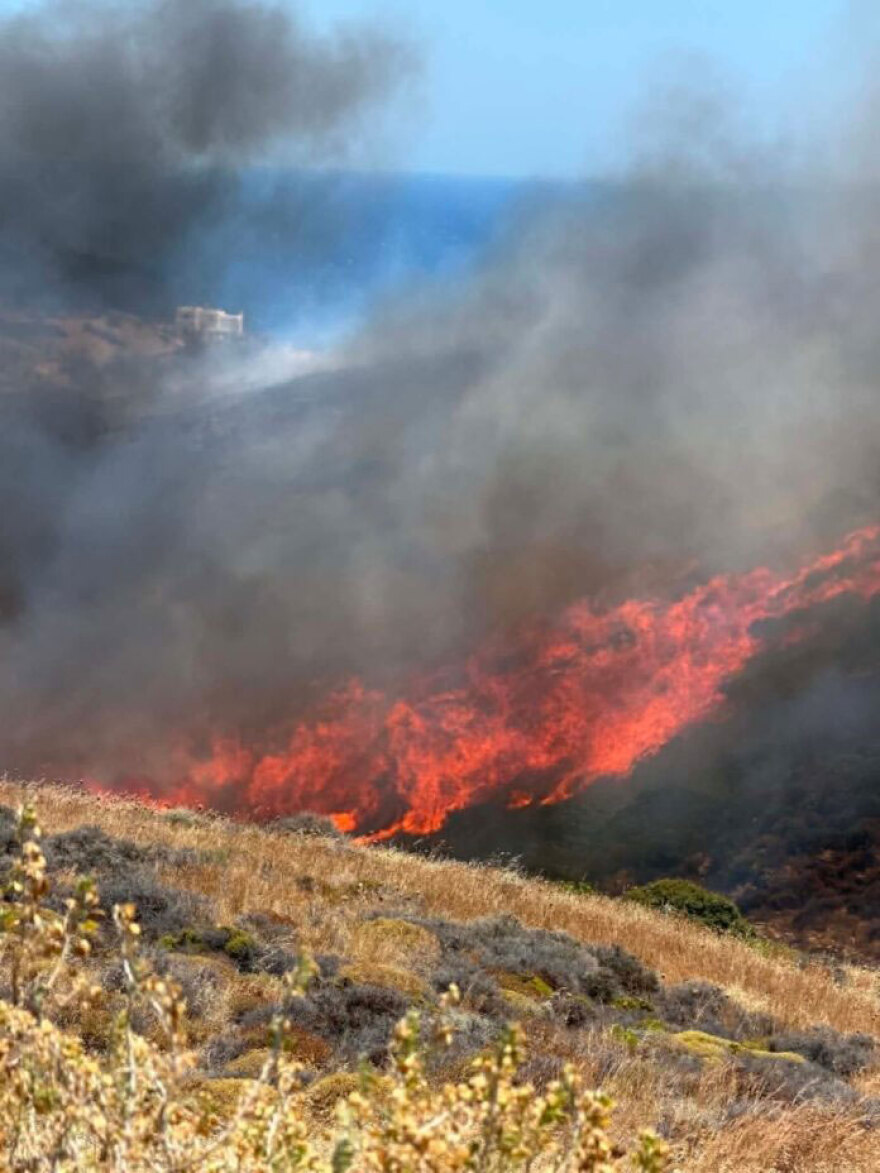 Προς πλήρη κατάσβεση η φωτιά  στη Σύρο – «Δεν κινδύνεψαν σπίτια», λέει ο δήμαρχος