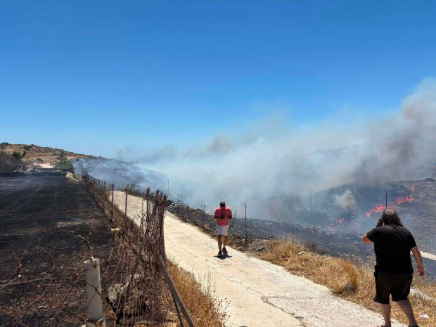 Προς πλήρη κατάσβεση η φωτιά  στη Σύρο – «Δεν κινδύνεψαν σπίτια», λέει ο δήμαρχος