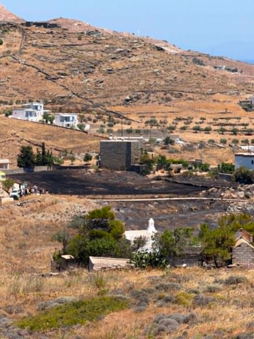 Προς πλήρη κατάσβεση η φωτιά  στη Σύρο – «Δεν κινδύνεψαν σπίτια», λέει ο δήμαρχος