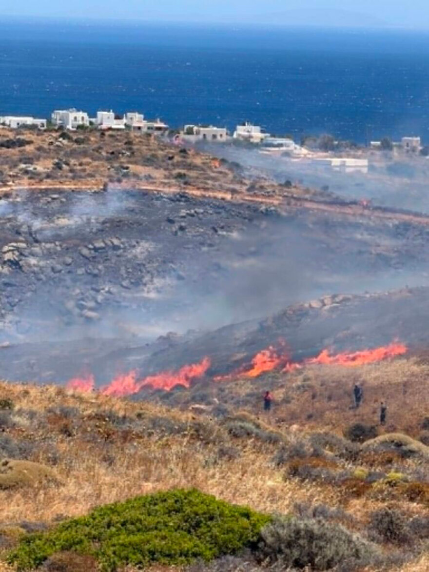 Προς πλήρη κατάσβεση η φωτιά  στη Σύρο – «Δεν κινδύνεψαν σπίτια», λέει ο δήμαρχος