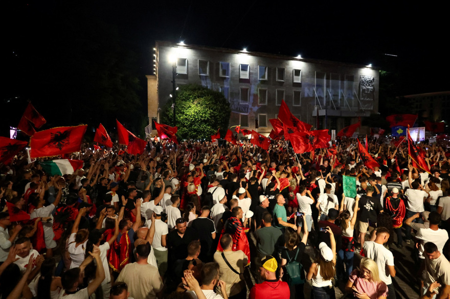 Μεγαλώνει η «επανάσταση των φλαμίνγκο» στην Αλβανία: Δεκάδες χιλιάδες στους δρόμους των Τιράνων ενάντια στην επένδυση Κούσνερ
