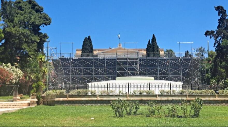 Ξηλώνεται άρον άρον το νέο αμφιθέατρο του Ζαππείου, ακυρώνονται όλες οι εκδηλώσεις