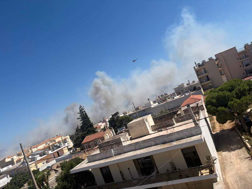 Φωτιά τώρα στα Σπάτα κοντά στο αεροδρόμιο, 5 εναέρια στη μάχη της κατάσβεσης