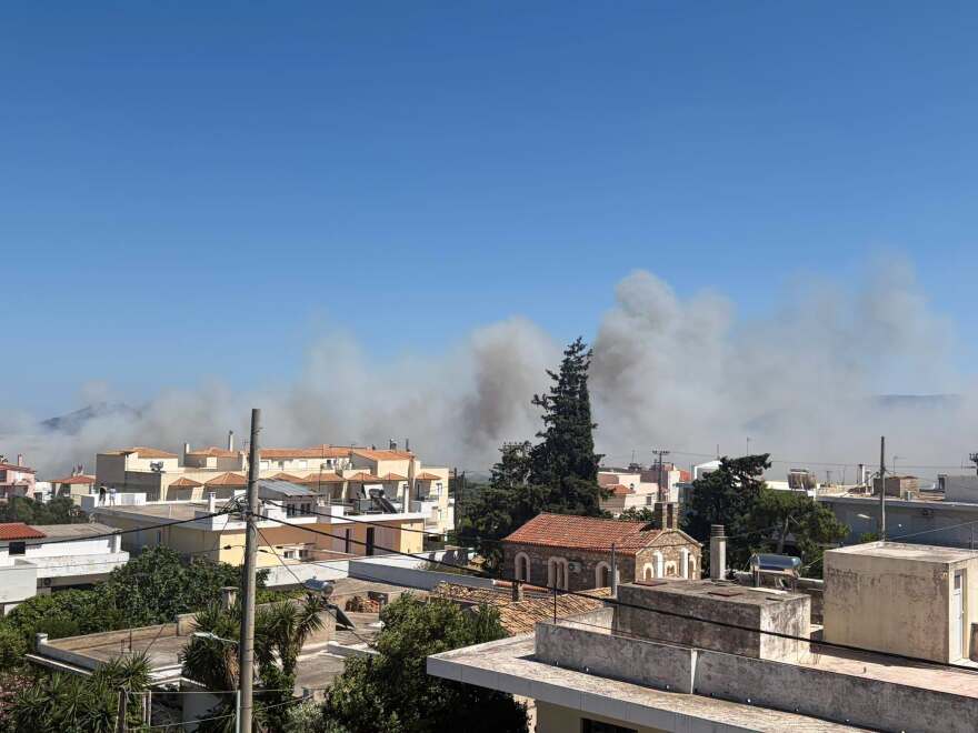 Φωτιά τώρα στα Σπάτα κοντά στο αεροδρόμιο, 5 εναέρια στη μάχη της κατάσβεσης