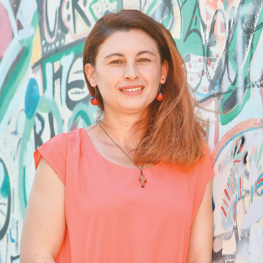 Από τις ψυχοκόρες στις Γεωργιανές: Χιλιάδες «αόρατες» γυναίκες στηρίζουν την ανάπτυξη της ελληνικής κοινωνίας