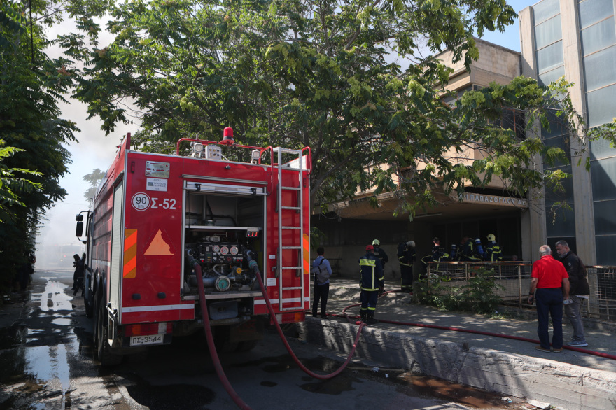Φωτιά σε εργοστάσιο με πλαστικά στο Αιγάλεω, κατέρρευσε τμήμα της ταράτσας, κλειστή η οδός Ορφέως 