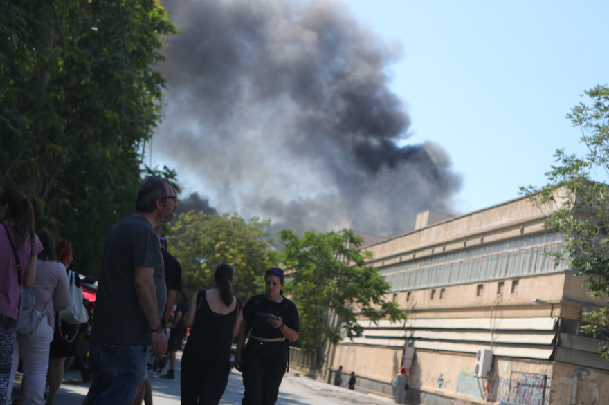 Φωτιά σε εργοστάσιο με πλαστικά στο Αιγάλεω, κατέρρευσε τμήμα της ταράτσας, κλειστή η οδός Ορφέως 
