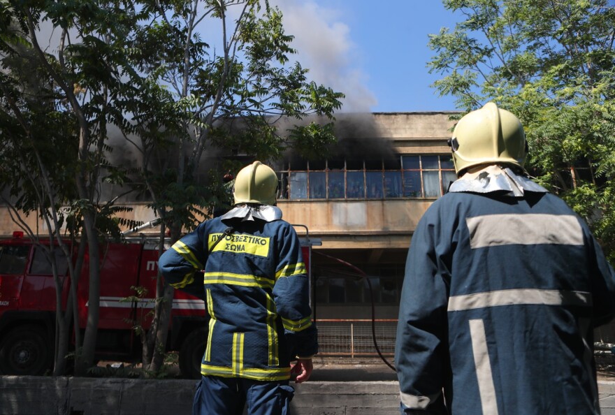 Συνεχίζεται από το μεσημέρι η κατάσβεση της φωτιάς που ξέσπασε σε εργοστάσιο με πλαστικά στο Αιγάλεω, βίντεο