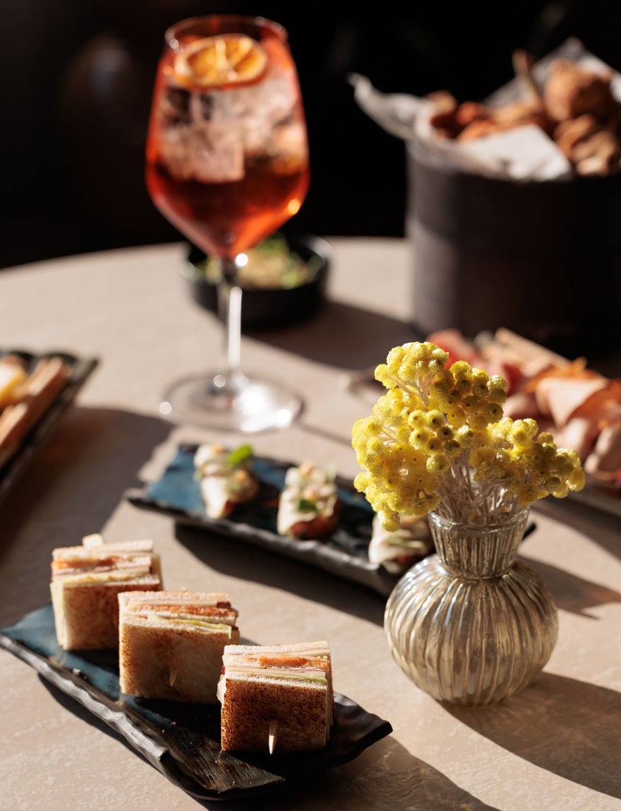 Η νέα όαση των Βορείων Προαστίων για cocktails, brunch και καλοκαιρινές βραδιές