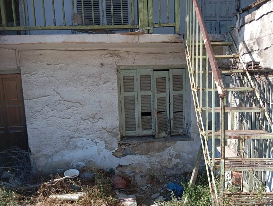 Σκυλάκι ζούσε εγκλωβισμένο σε σπίτι γεμάτο σκουπίδια στον Βόλο, διασώθηκε μετά από καταγγελίες φιλόζωων