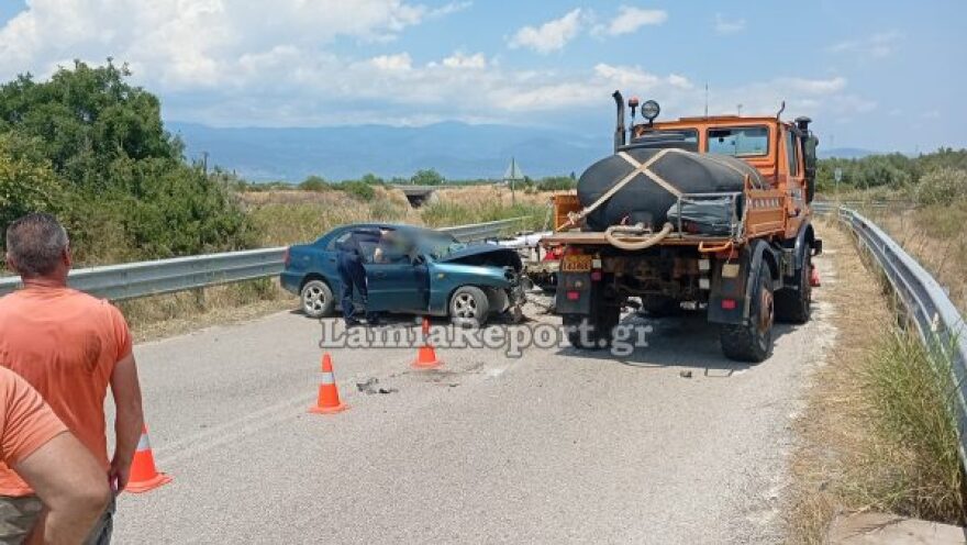 Θανατηφόρο τροχαίο στον παράδρομο της εθνικής στη Φθιώτιδα, αυτοκίνητο συγκρούστηκε με φορτηγό
