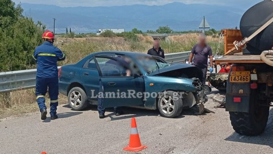 Θανατηφόρο τροχαίο στον παράδρομο της εθνικής στη Φθιώτιδα, αυτοκίνητο συγκρούστηκε με φορτηγό