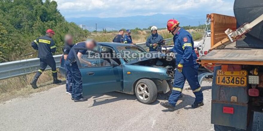 Θανατηφόρο τροχαίο στον παράδρομο της εθνικής στη Φθιώτιδα, αυτοκίνητο συγκρούστηκε με φορτηγό