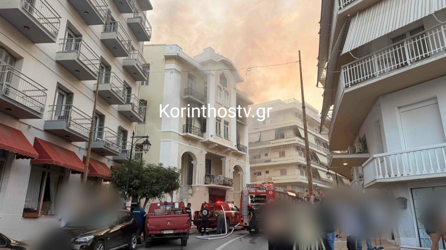 Καλύτερη η εικόνα της φωτιάς σε εγκαταλελειμμένο ξενοδοχείο δίπλα σε σπίτια στο Λουτράκι, δείτε βίντεο και φωτογραφίες