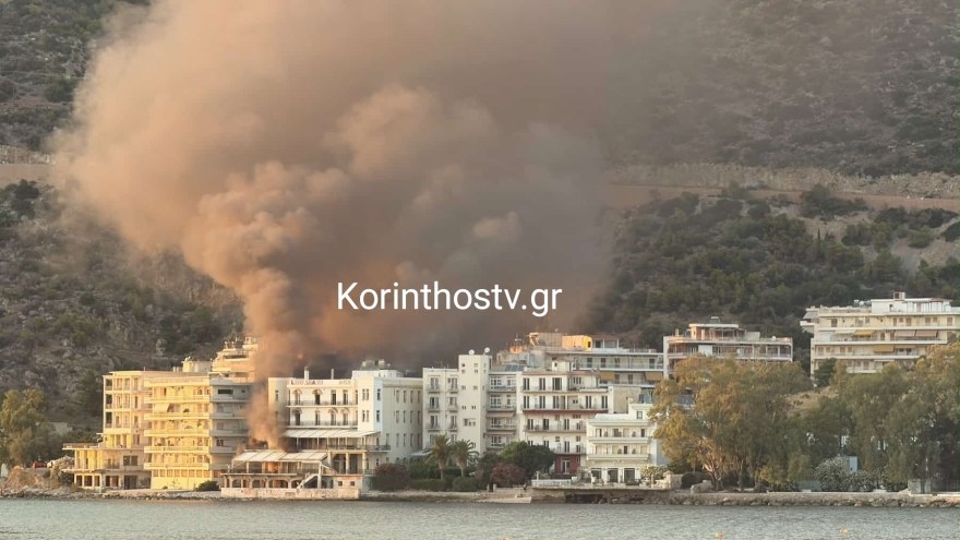 Φωτιά τώρα σε εγκαταλελειμμένο ξενοδοχείο δίπλα σε σπίτια στο Λουτράκι, δείτε βίντεο και φωτογραφίες