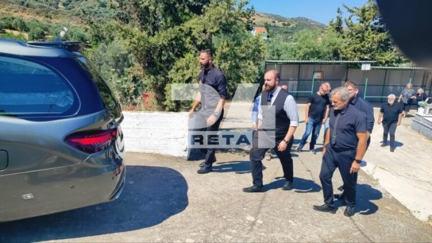 Θρήνος στο τελευταίο αντίο στη 45χρονη Σταυρούλα που δολοφονήθηκε στα Χανιά, δικαιοσύνη ζητούν οι συγγενείς