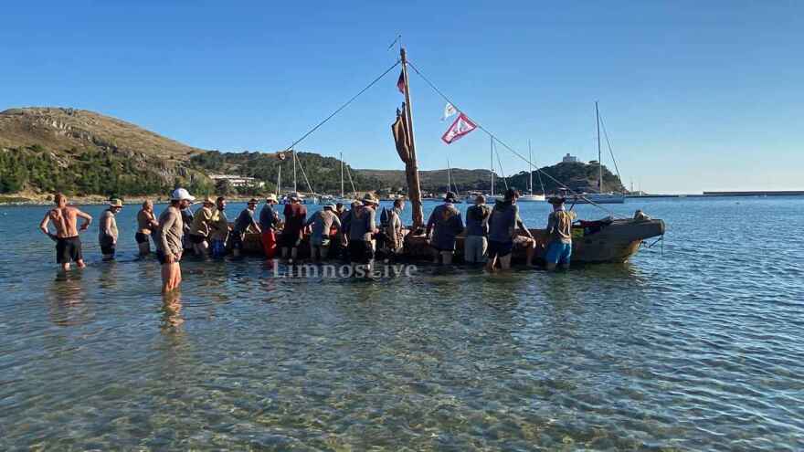 Ταξιδεύουν κάνοντας κουπί σε μονόξυλο σκάφος: Ξεκίνησαν από την Αλεξανδρούπολη, έφτασαν στη Λήμνο και θα καταλήξουν στον Βόλο