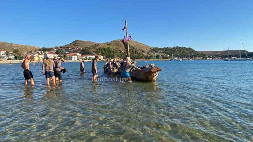 Ταξιδεύουν κάνοντας κουπί σε μονόξυλο σκάφος: Ξεκίνησαν από την Αλεξανδρούπολη, έφτασαν στη Λήμνο και θα καταλήξουν στον Βόλο