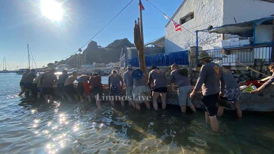 Ταξιδεύουν κάνοντας κουπί σε μονόξυλο σκάφος: Ξεκίνησαν από την Αλεξανδρούπολη, έφτασαν στη Λήμνο και θα καταλήξουν στον Βόλο
