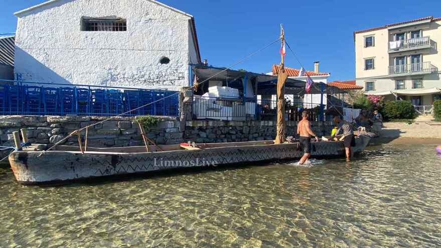 Ταξιδεύουν κάνοντας κουπί σε μονόξυλο σκάφος: Ξεκίνησαν από την Αλεξανδρούπολη, έφτασαν στη Λήμνο και θα καταλήξουν στον Βόλο
