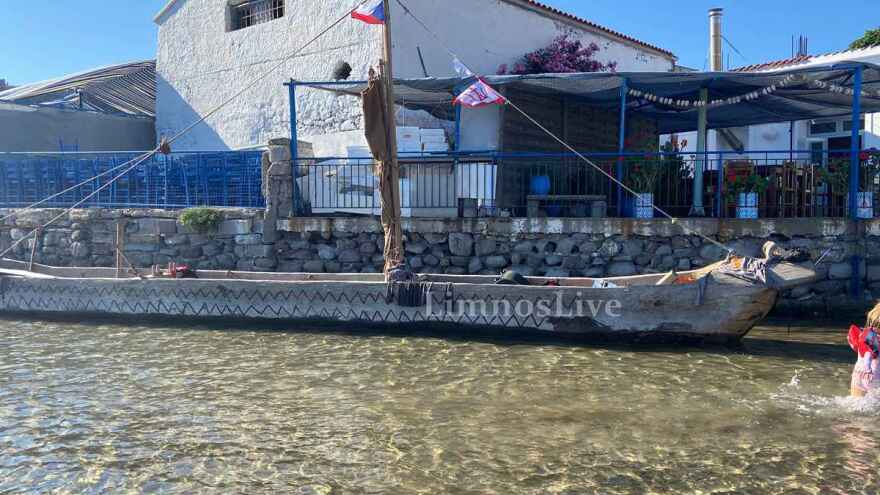 Ταξιδεύουν κάνοντας κουπί σε μονόξυλο σκάφος: Ξεκίνησαν από την Αλεξανδρούπολη, έφτασαν στη Λήμνο και θα καταλήξουν στον Βόλο