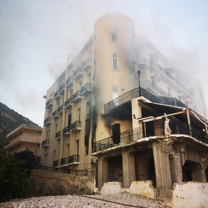 Καλύτερη η εικόνα της φωτιάς σε εγκαταλελειμμένο ξενοδοχείο δίπλα σε σπίτια στο Λουτράκι, δείτε βίντεο και φωτογραφίες