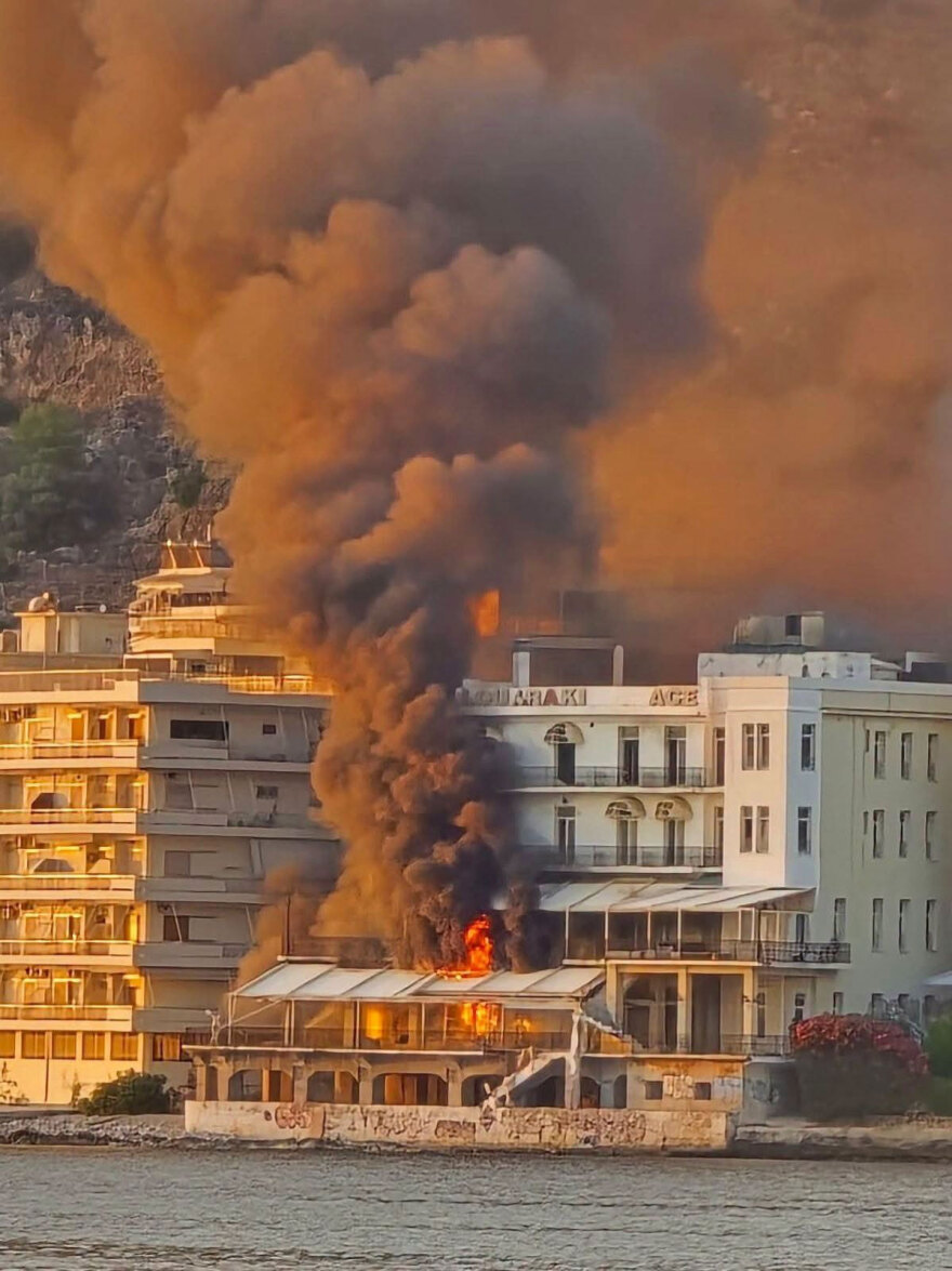 Καλύτερη η εικόνα της φωτιάς σε εγκαταλελειμμένο ξενοδοχείο δίπλα σε σπίτια στο Λουτράκι, δείτε βίντεο και φωτογραφίες