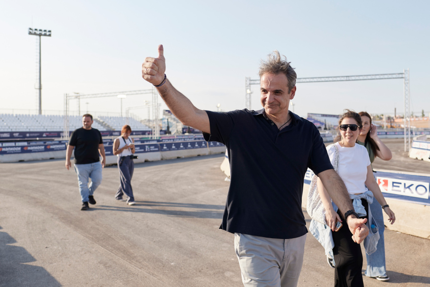 Ellinikon Sports Park: Δείτε τον Μητσοτάκη να οδηγεί αγωνιστικό αυτοκίνητο στην υπερειδική του ΕΚΟ Ράλλυ Ακρόπολις 2026 