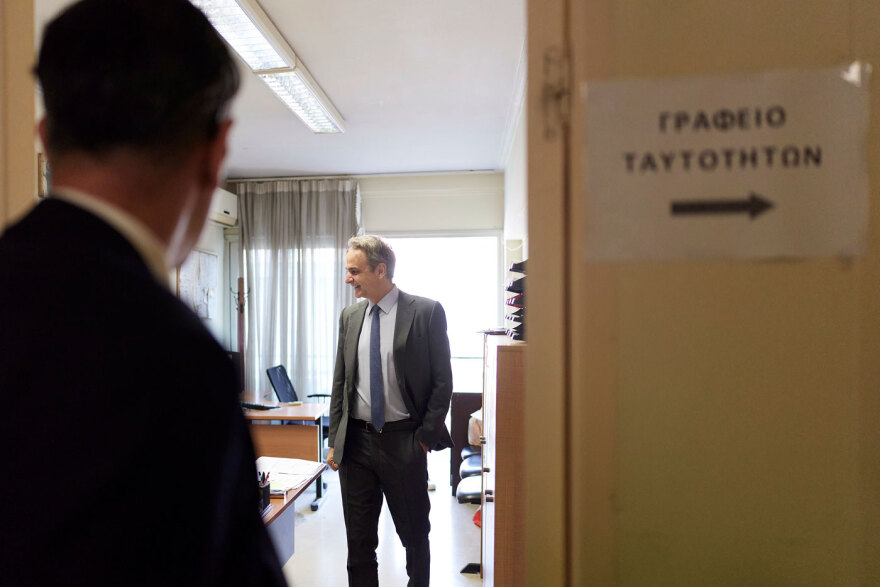 Στο ΑΤ Συντάγματος για έκδοση νέας ταυτότητας ο Μητσοτάκης, δείτε βίντεο και φωτογραφίες
