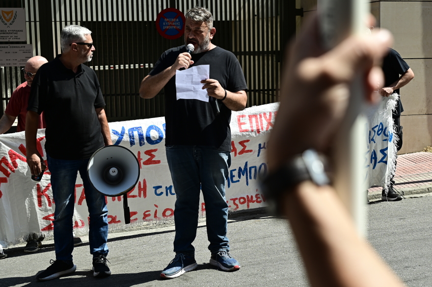 Εργαζόμενοι στον επισιτισμό διαδηλώνουν έξω από το υπουργείο Εργασίας