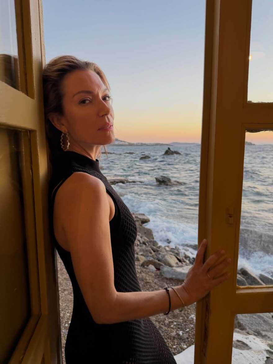 Η Βίκυ Καγιά φωτογραφήθηκε με φόντο το ηλιοβασίλεμα της Μυκόνου με διχτυωτό φόρεμα