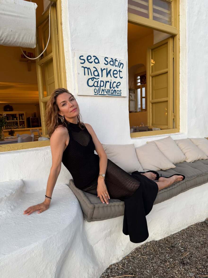 Η Βίκυ Καγιά φωτογραφήθηκε με φόντο το ηλιοβασίλεμα της Μυκόνου με διχτυωτό φόρεμα