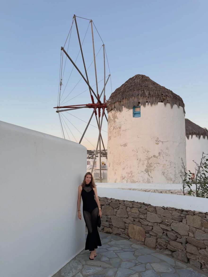 Η Βίκυ Καγιά φωτογραφήθηκε με φόντο το ηλιοβασίλεμα της Μυκόνου με διχτυωτό φόρεμα
