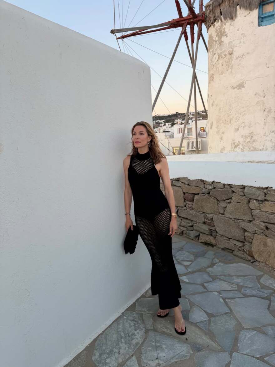 Η Βίκυ Καγιά φωτογραφήθηκε με φόντο το ηλιοβασίλεμα της Μυκόνου με διχτυωτό φόρεμα