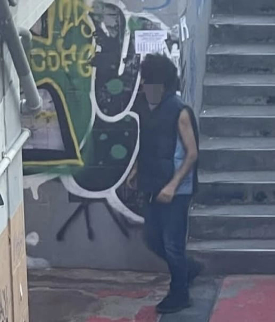 Η στιγμή που συλλαμβάνεται ο 25χρονος επιδειξίας έξω από το Πάντειο αφού παρενόχλησε 26χρονη στη διάβαση, δείτε βίντεο