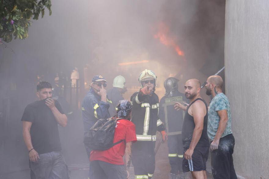 Καίγονται σπίτια στο Ηράκλειο μετά από φωτιά σε εργοστάσιο, μήνυμα του 112 για τον καπνό που έχει «πνίξει» την περιοχή 