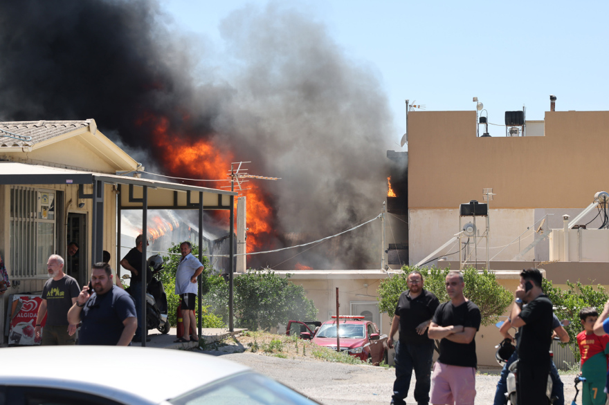 Σε ύφεση η πυρκαγιά που ξεκίνησε από εργοστάσιο στο Ηράκλειο, κάηκαν σπίτια