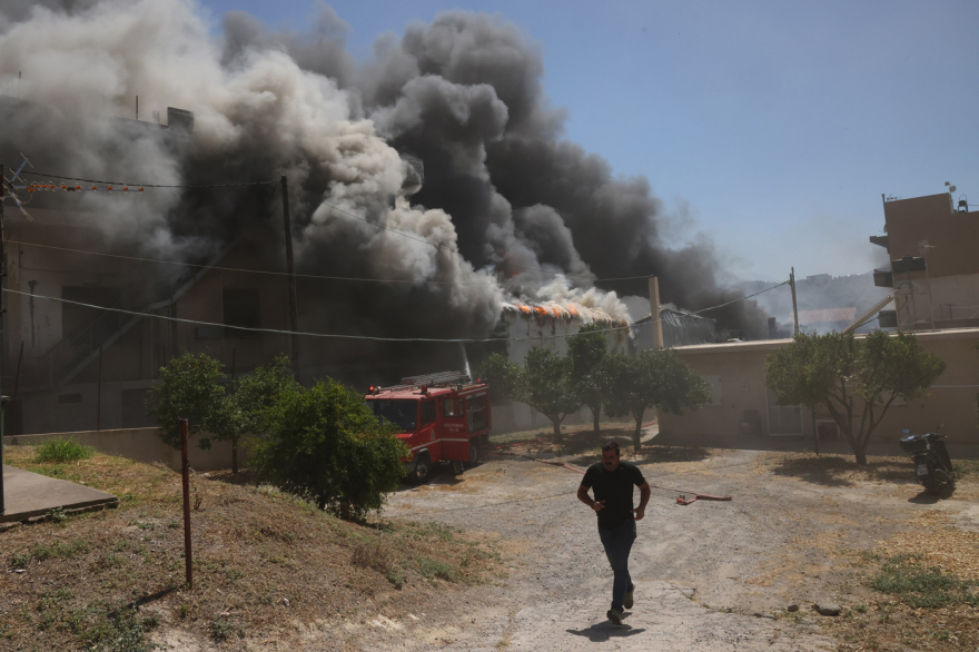 Καίγονται σπίτια στο Ηράκλειο μετά από φωτιά σε εργοστάσιο, μήνυμα του 112 για τον καπνό που έχει «πνίξει» την περιοχή 