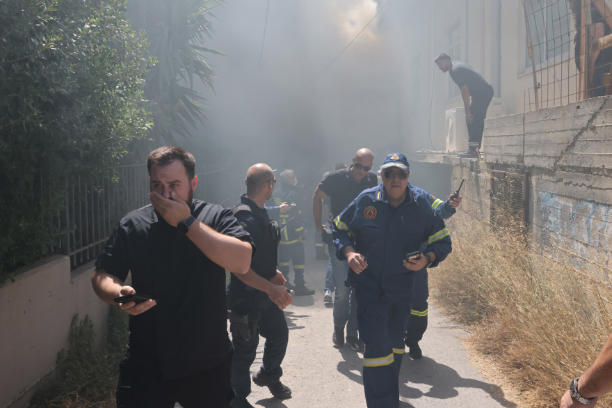 Καίγονται σπίτια στο Ηράκλειο μετά από φωτιά σε εργοστάσιο, μήνυμα του 112 για τον καπνό που έχει «πνίξει» την περιοχή 