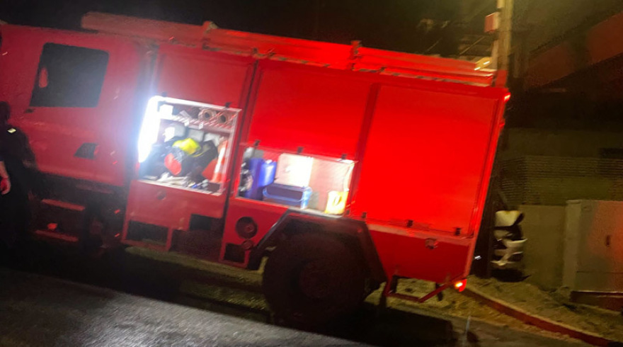 Αυτοκίνητο τυλίχθηκε στις φλόγες και προσέκρουσε σε κολόνα της ΔΕΗ στη Βούλα, δείτε βίντεο