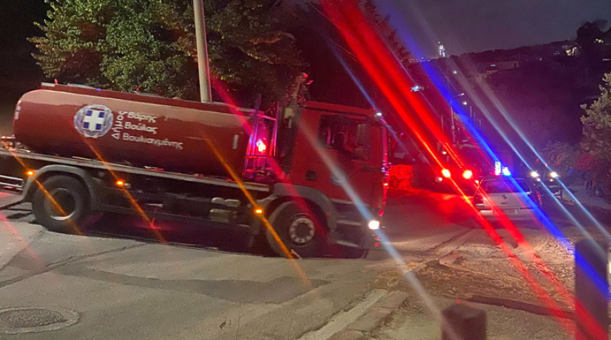 Αυτοκίνητο τυλίχθηκε στις φλόγες και προσέκρουσε σε κολόνα της ΔΕΗ στη Βούλα, δείτε βίντεο