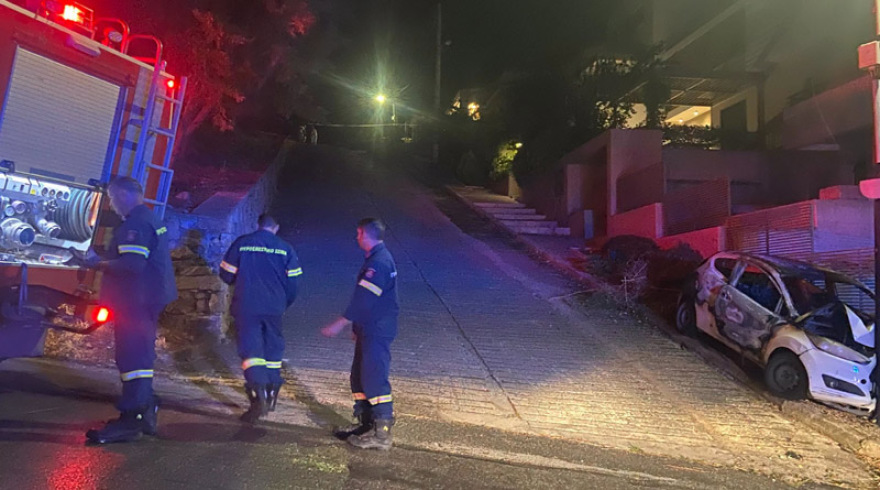Αυτοκίνητο τυλίχθηκε στις φλόγες και προσέκρουσε σε κολόνα της ΔΕΗ στη Βούλα, δείτε βίντεο