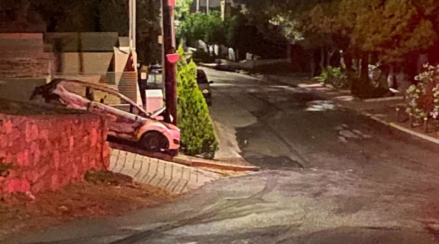 Αυτοκίνητο τυλίχθηκε στις φλόγες και προσέκρουσε σε κολόνα της ΔΕΗ στη Βούλα, δείτε βίντεο