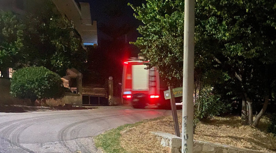 Αυτοκίνητο τυλίχθηκε στις φλόγες και προσέκρουσε σε κολόνα της ΔΕΗ στη Βούλα, δείτε βίντεο