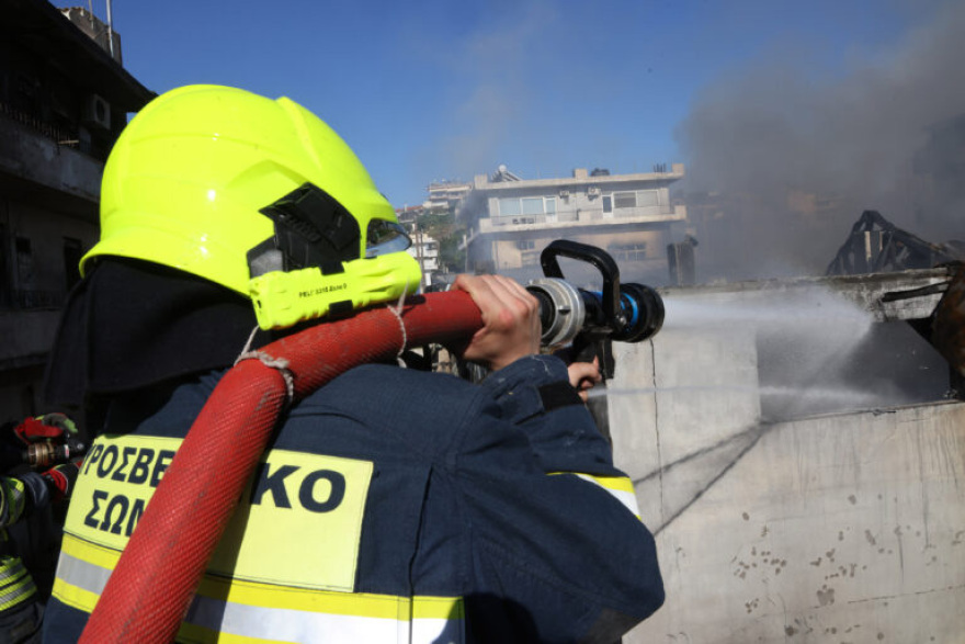 Εικόνες καταστροφής σε σπίτια και επιχειρήσεις στο Ηράκλειο μετά τη φωτιά σε αποθήκη ξυλείας