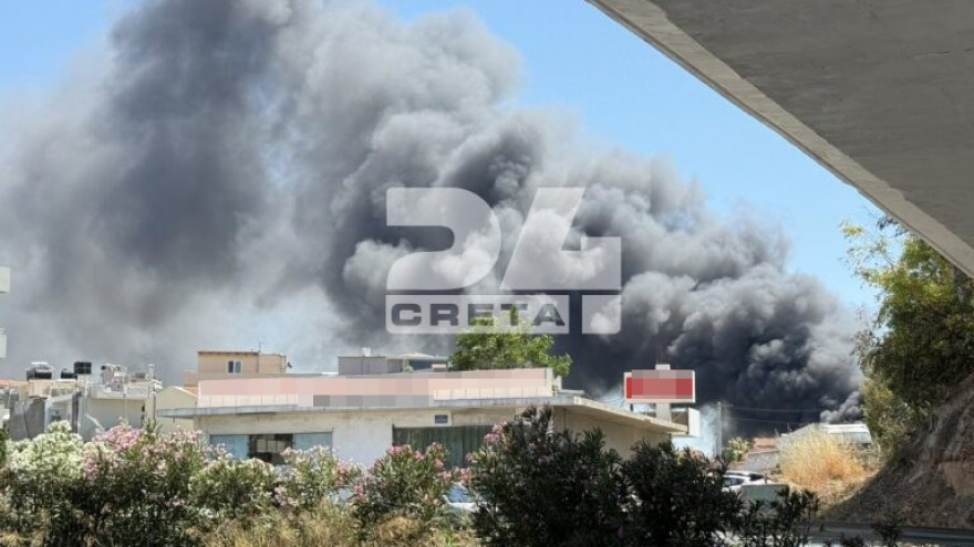 Καίγονται σπίτια στο Ηράκλειο μετά από φωτιά σε εργοστάσιο, μήνυμα του 112 για τον καπνό που έχει «πνίξει» την περιοχή 
