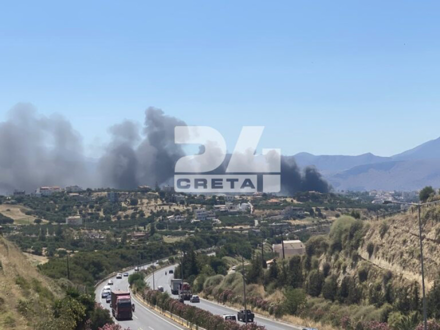 Καίγονται σπίτια στο Ηράκλειο μετά από φωτιά σε εργοστάσιο, μήνυμα του 112 για τον καπνό που έχει «πνίξει» την περιοχή 